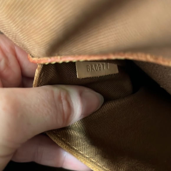 Louis Vuitton Alma Monogram Canvas - Picture 12 of 13